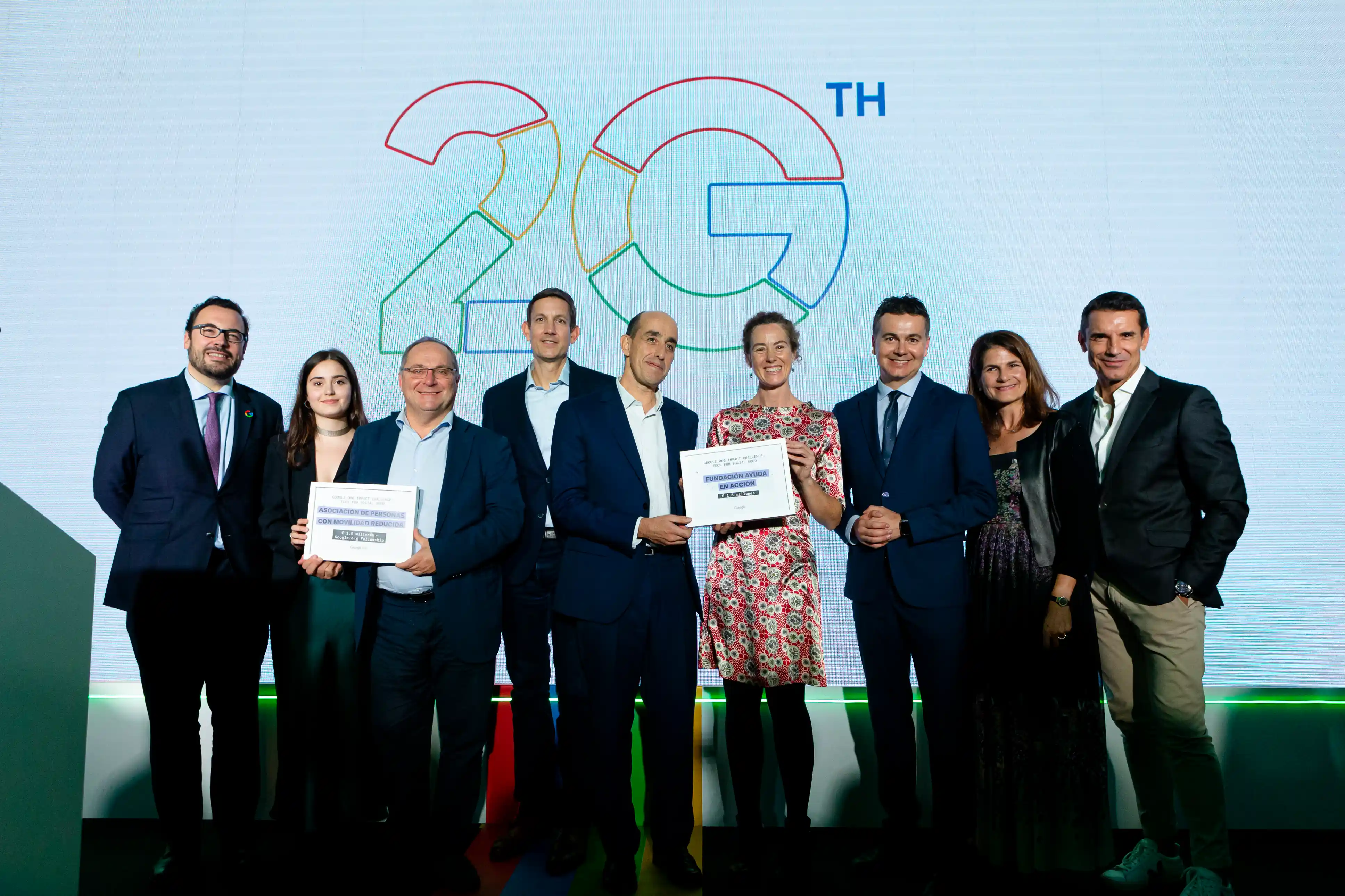 Carlo receives the award